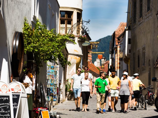 Gruppe spaziert durch die Innenstadt in Dürnstein